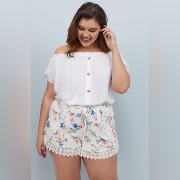 Plus- size Shorts with Lace - Picture 4 of 7
